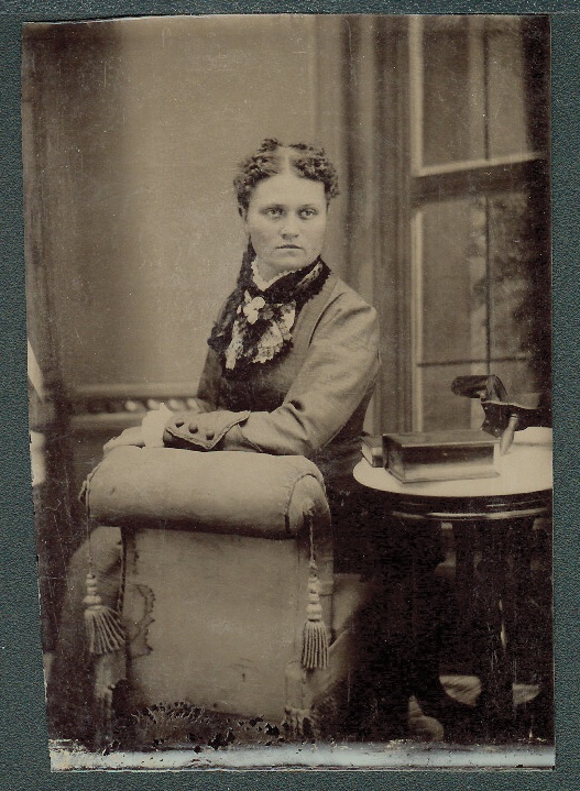 Frau-sitzt-neben-Stereoskop.jpg (178621 Byte)